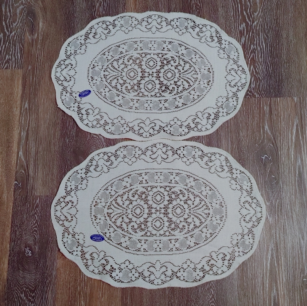 Vintage Quaker Lace Oval Placemats/Doilies